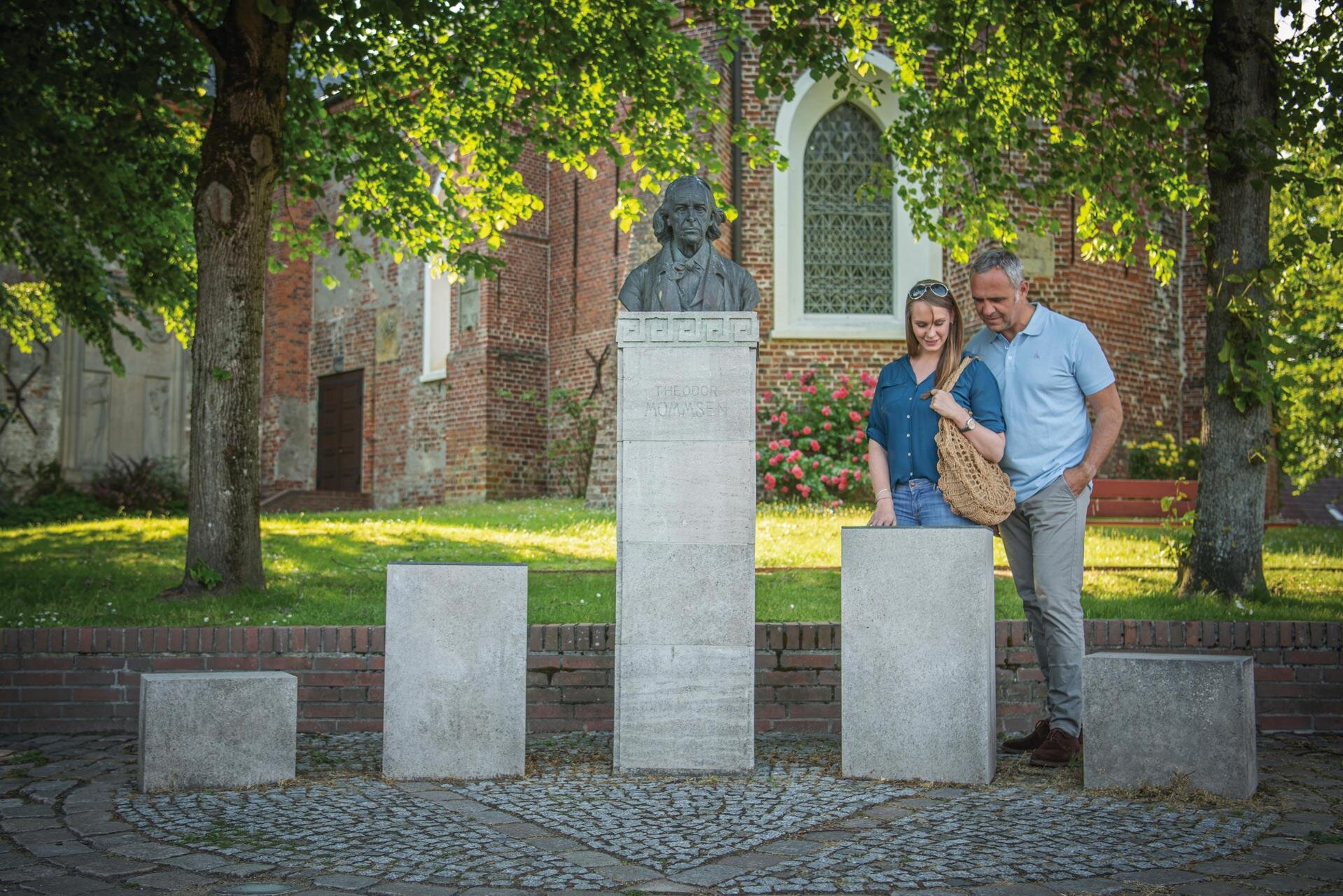 Pärchen begutachtet Theodor Mommsen Denkmal