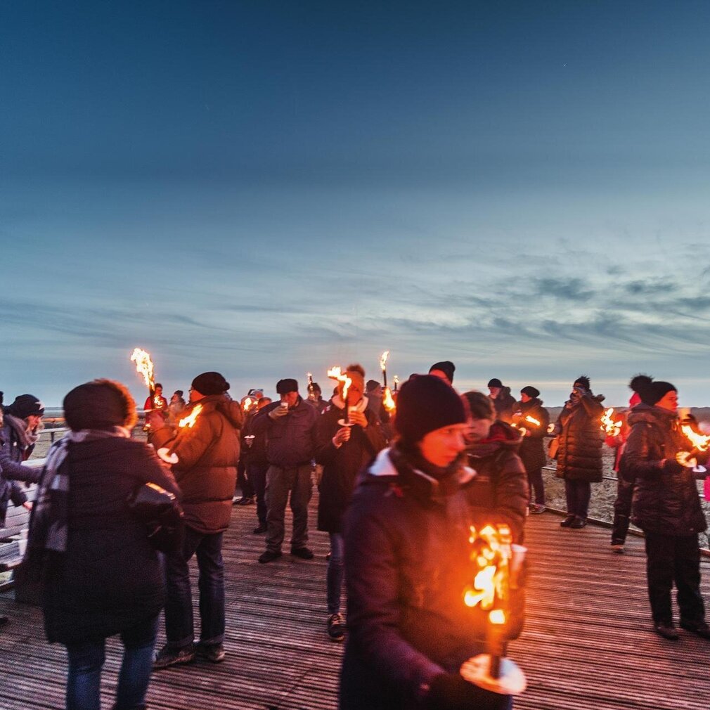 Menschen mit Fackeln