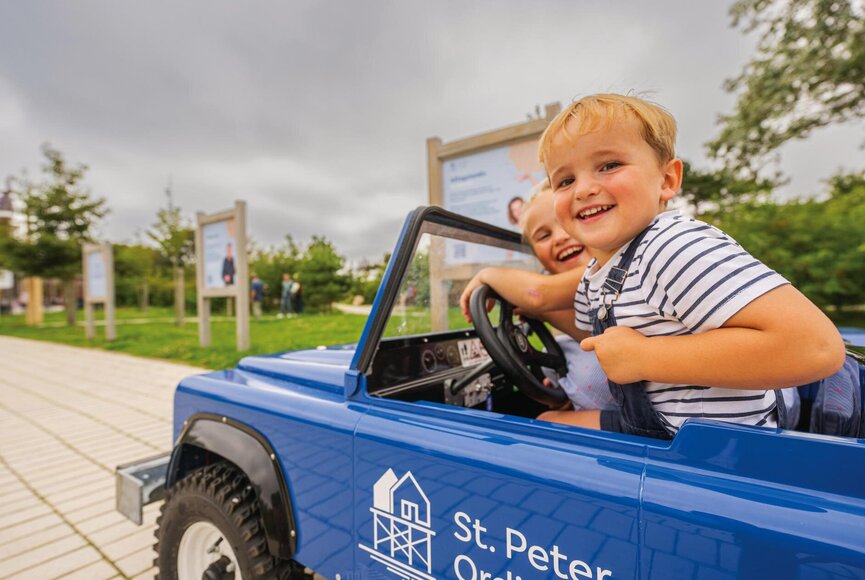 Kinder im Mini-Safari-Auto auf der Erlebnis-Promenade