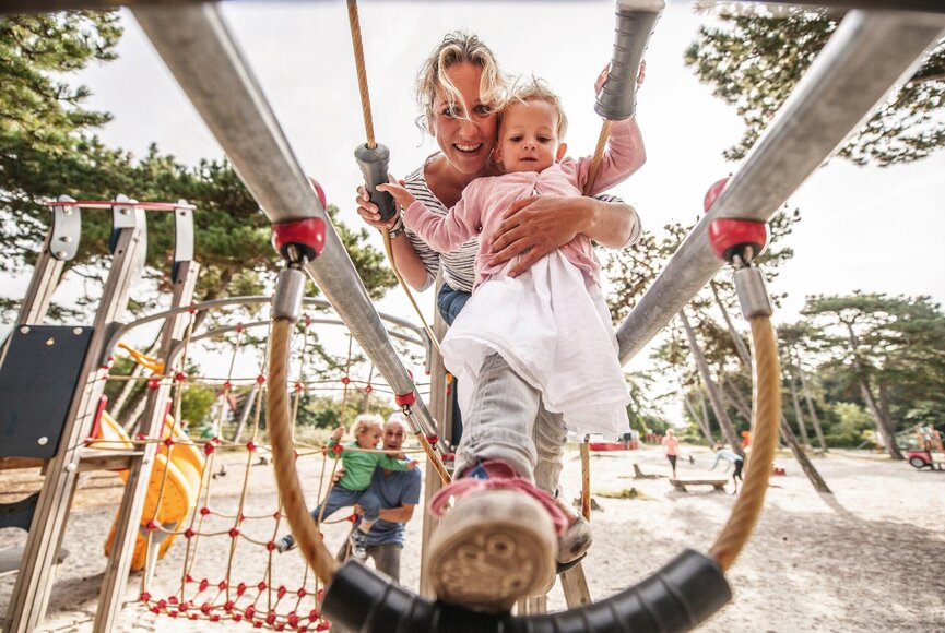 Mama und Tochter auf Klettergerüst