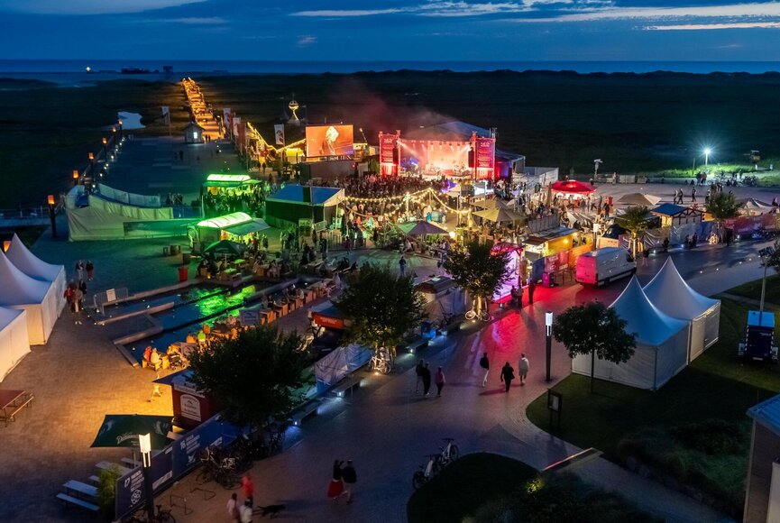 Seebrücken-Vorplatz beim HAEDI Festival fotografiert vom Dach bei Nacht