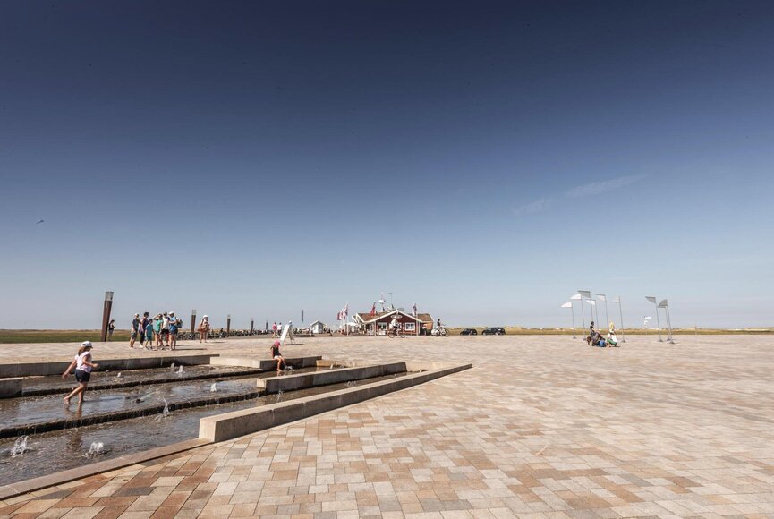 Buhne mit Wasserspiel und Gosch im Hintergrund