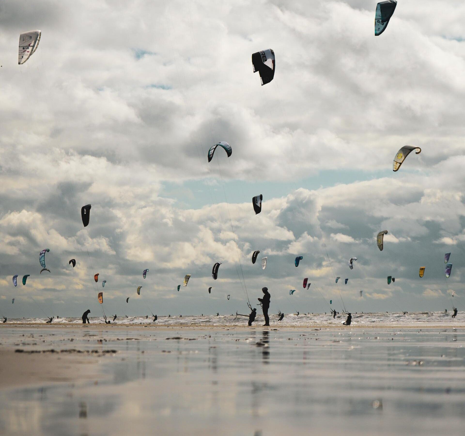 Viele Kiter in den Wellen