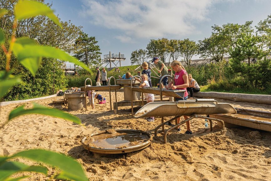 Kinder spielen auf dem Wasserspielplatz