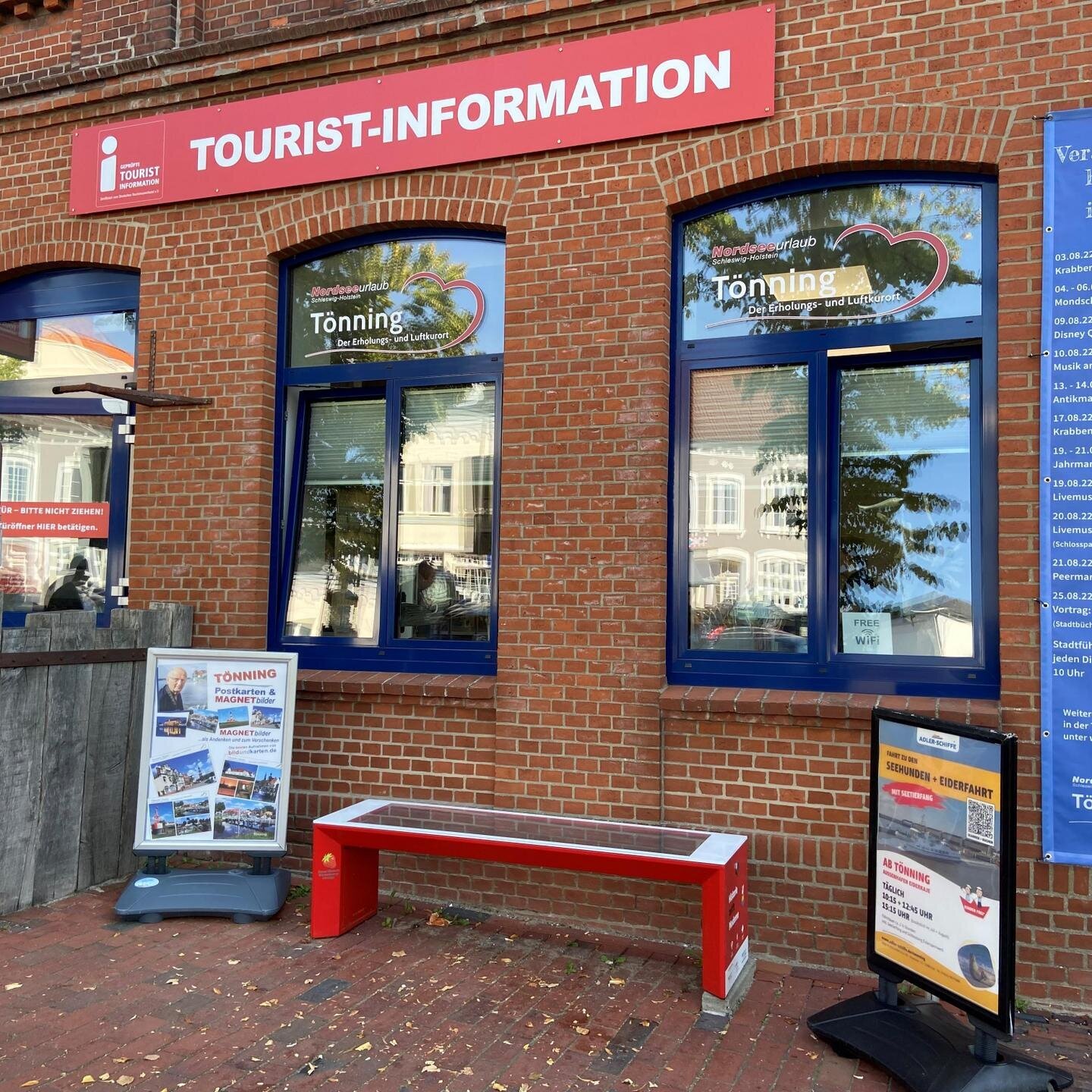 Eingangsbereich und Außenansicht der Tourist-Information Tönning