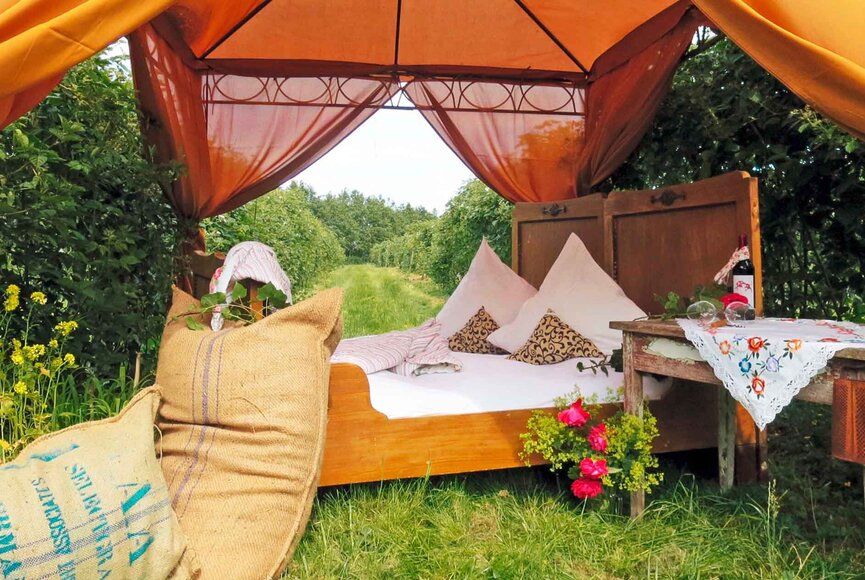 Himmelbett im Freien auf dem Himbeerhof Jürgens