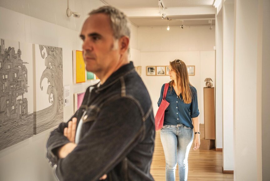 Personen in einer Galerie