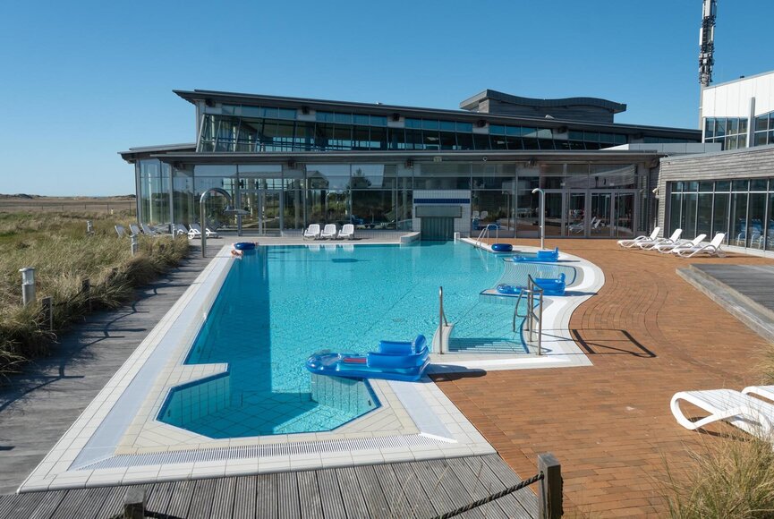 Schwimmbecken draußen der Dünen-Therme