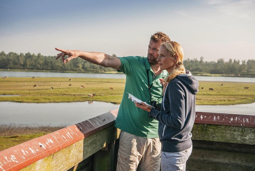 Paar auf Aussichtsturm im Katinger Watt