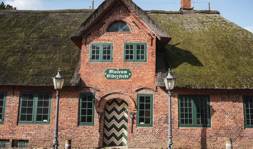 Blick auf den Eingang des Museums der Landschaft Eiderstedt