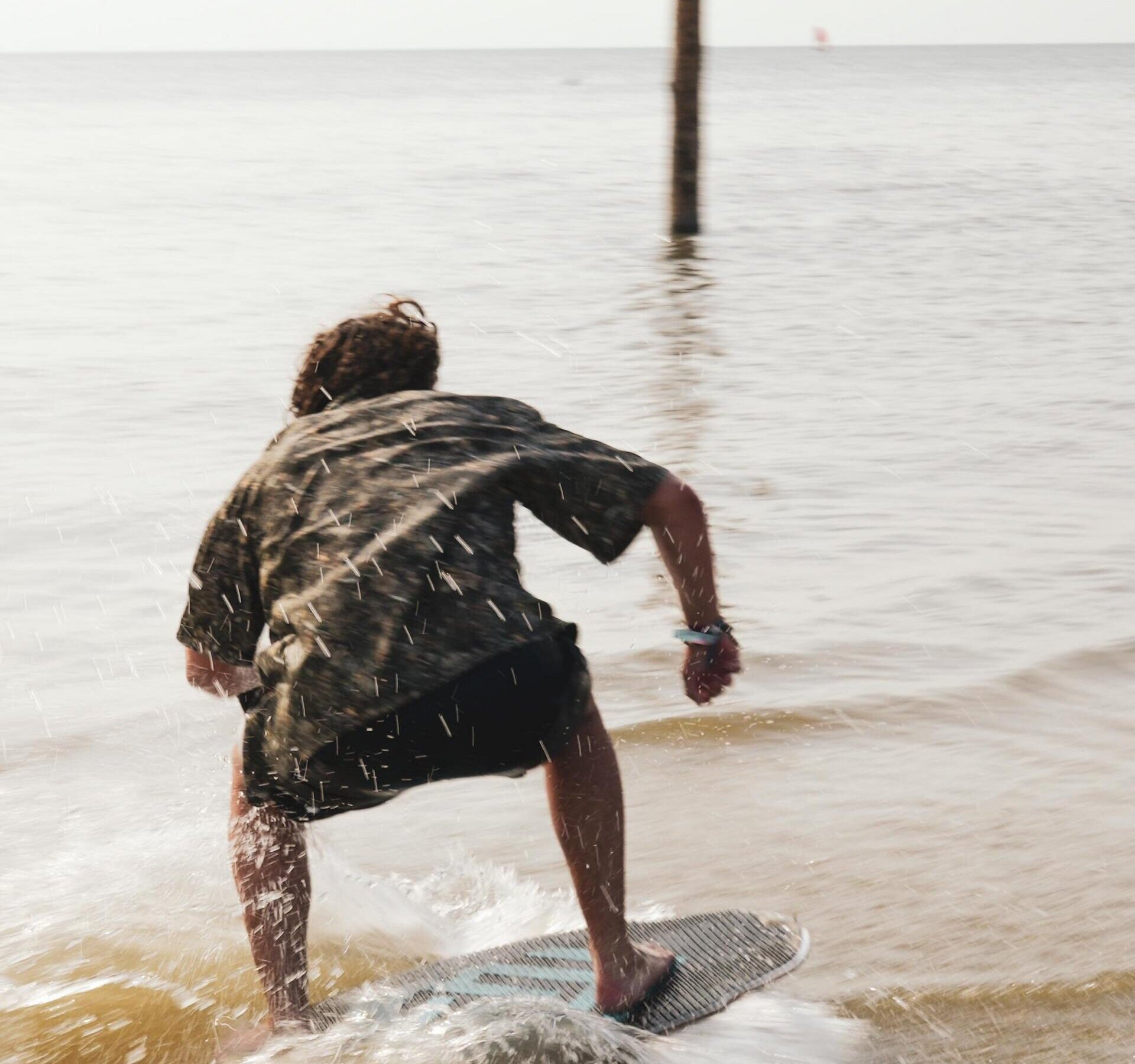 Skimboarding an der Wasserkante