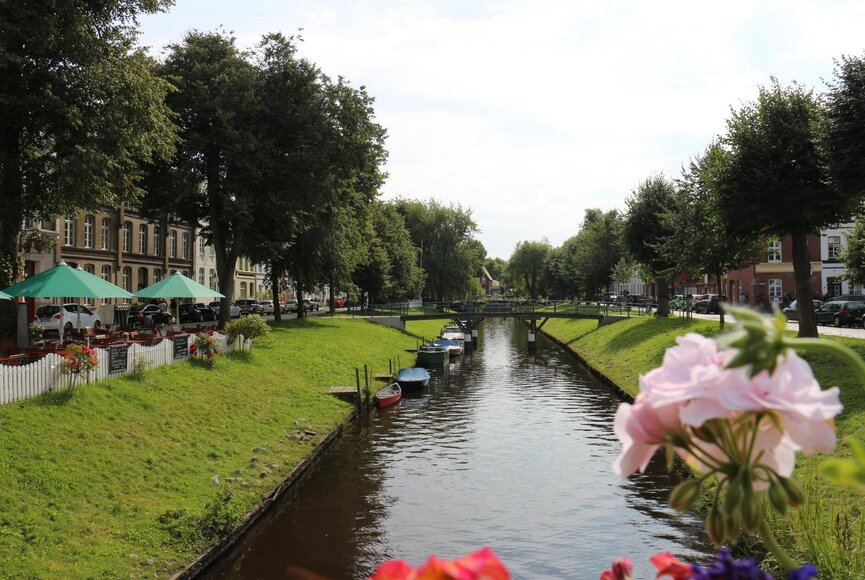 Blick auf eine Gracht mit Brücke im Frühling
