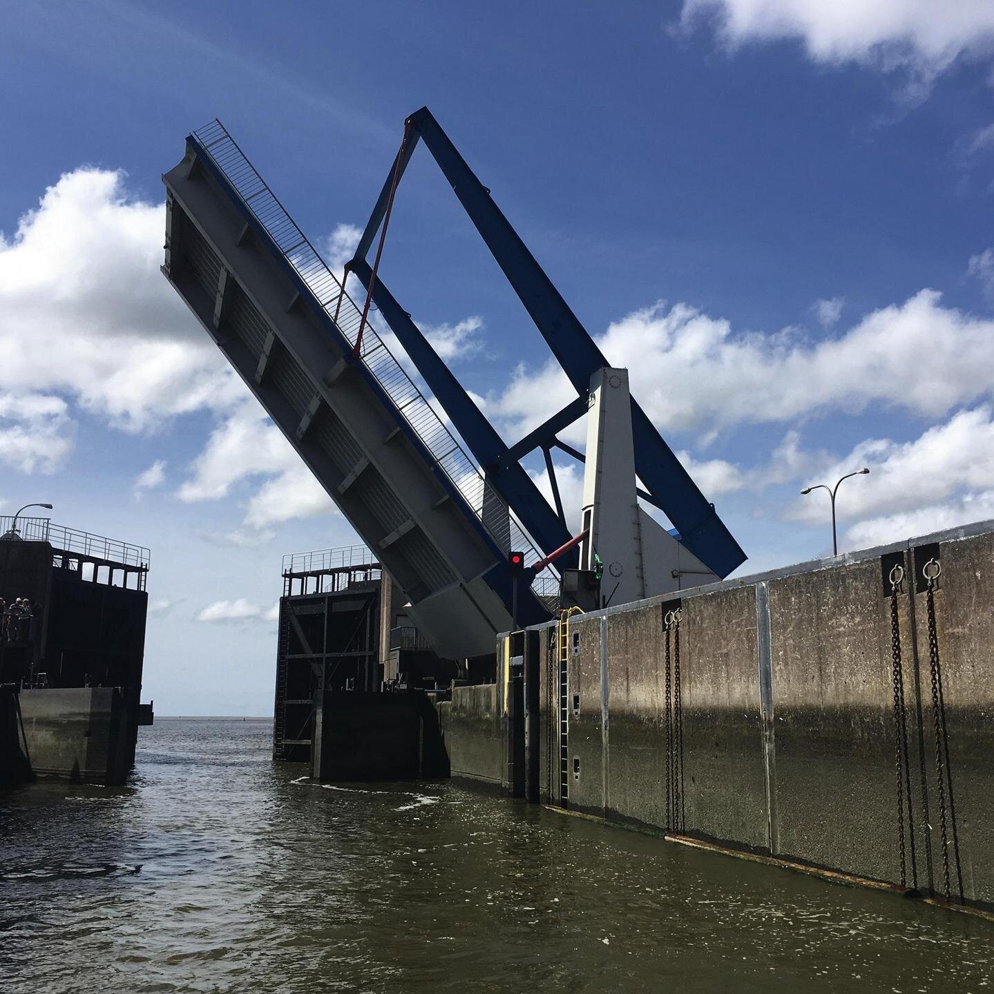 geöffnete Tore des Eidersperrwerks mit hochgefahrener Brücke
