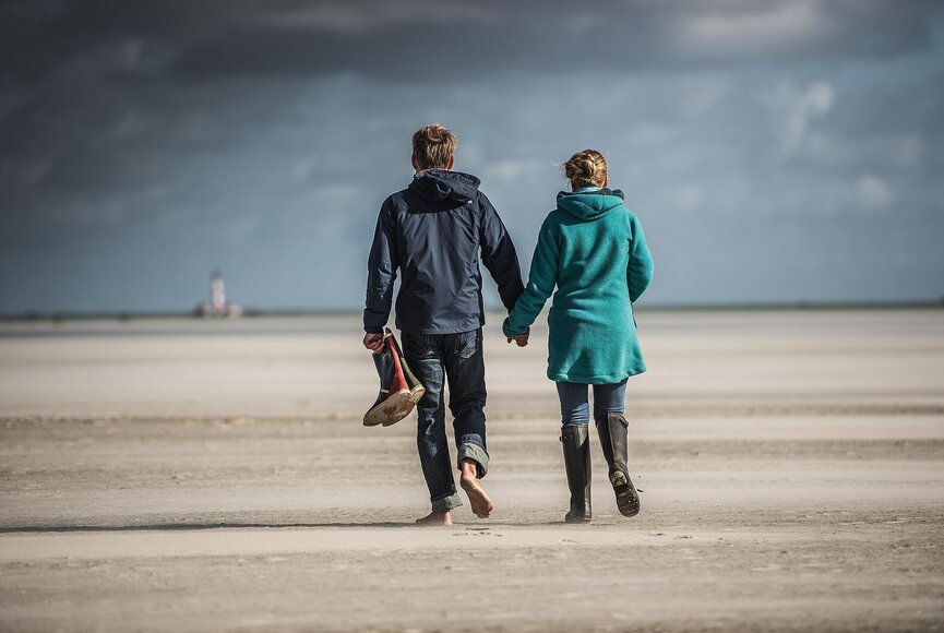 Pärchen am spazieren am Strand 