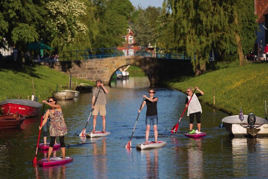 Freunde beim SUP Fahren in Friedrichstadt