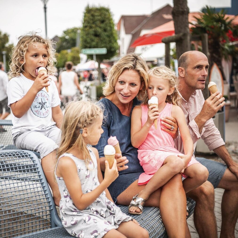 Familie beim Eisessen im Ortsteil Bad
