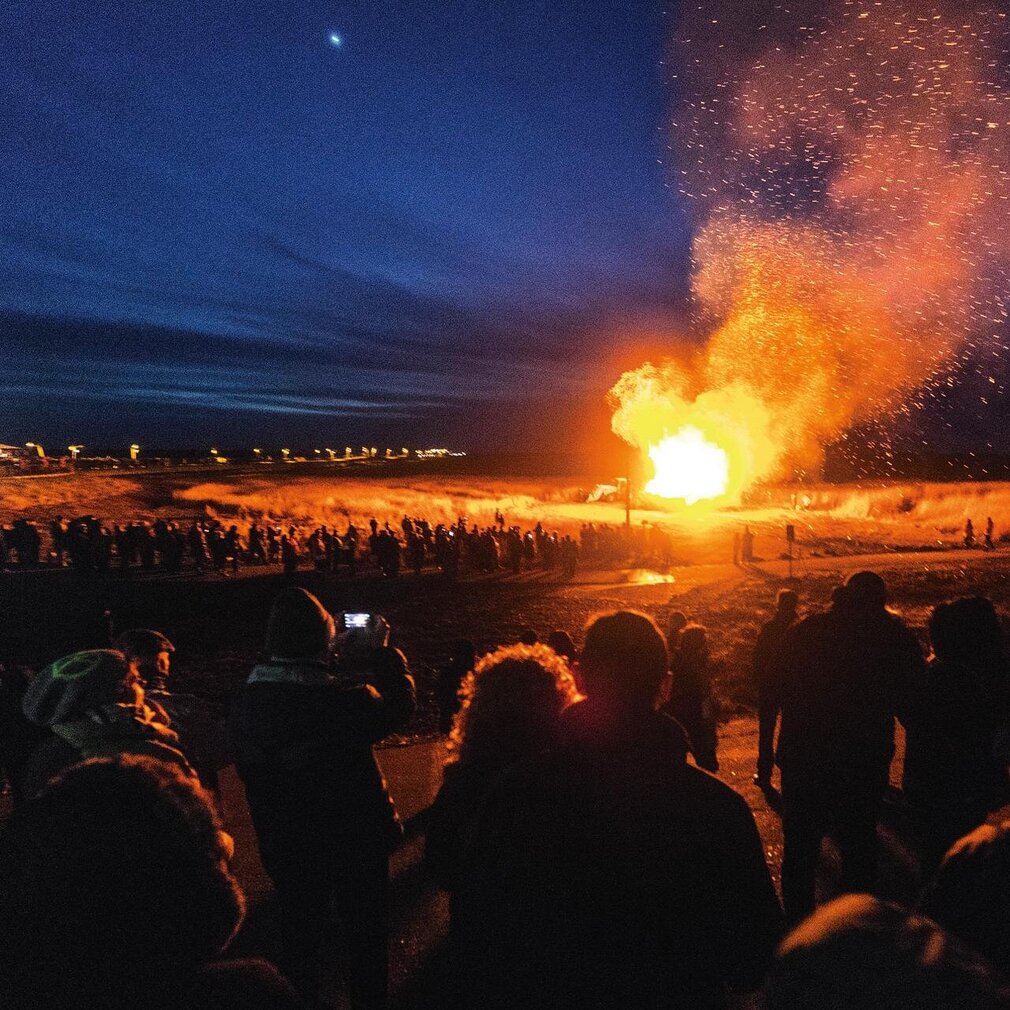 großes Biikefeuer mit vielen Zuschauern
