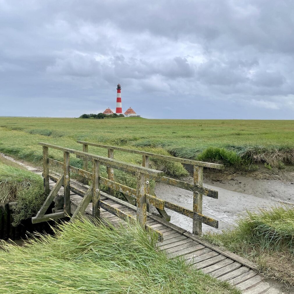 Westerhever Leuchtturm mit Steg im Vordergund