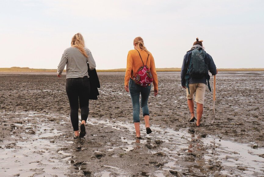 3 Freundinnen bei einer Wattwanderung