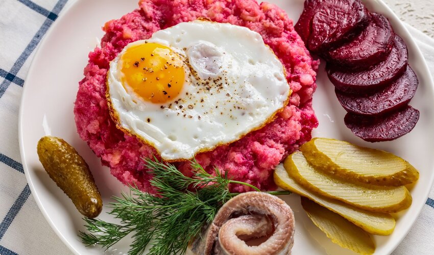 Labskaus auf einem Teller angerichtet