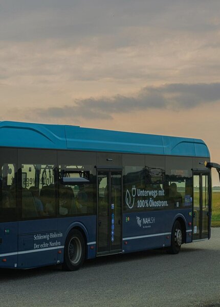 der Ortsbus während der Fahrt von der Seite