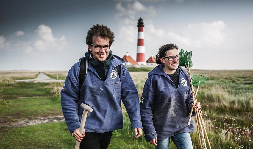 zwei sympathische Mitarbeiter der Schutzstation Wattenmeer in den Salzwiesen