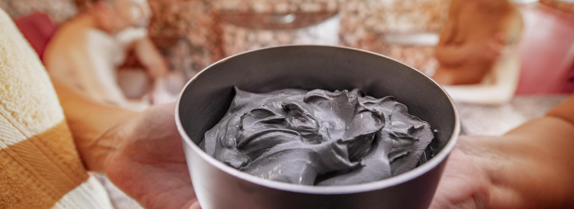 Schüssel mit Heilmittel in Behandlung