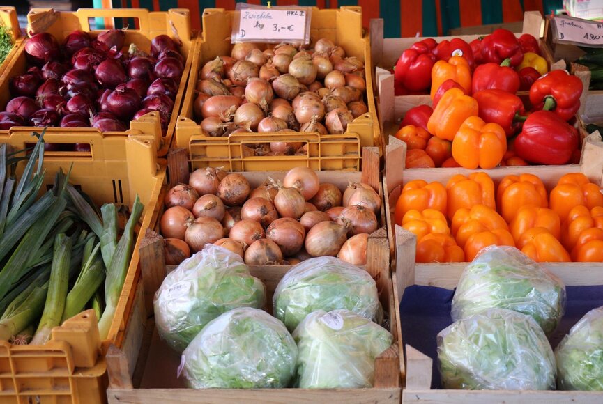 Kohl, Zwiebeln, Porree und Paprika zum Verkauf auf dem Wochenmarkt
