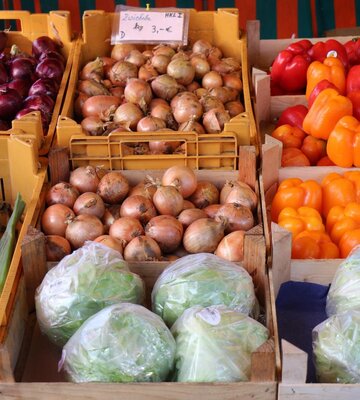 Kohl, Zwiebeln und Paprika zum Verkauf auf dem Wochenmarkt