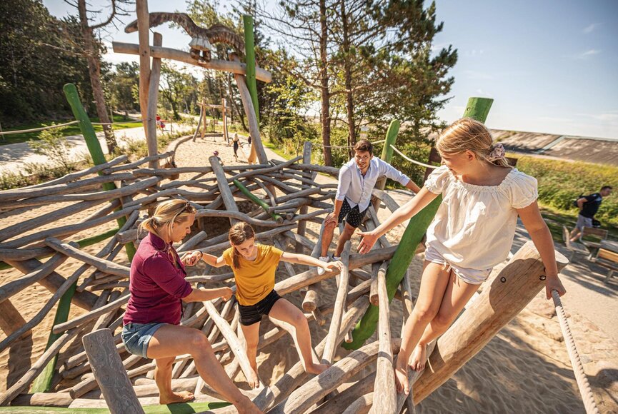Familie auf dem Klettergerüst des Seeadler Spielplatzes