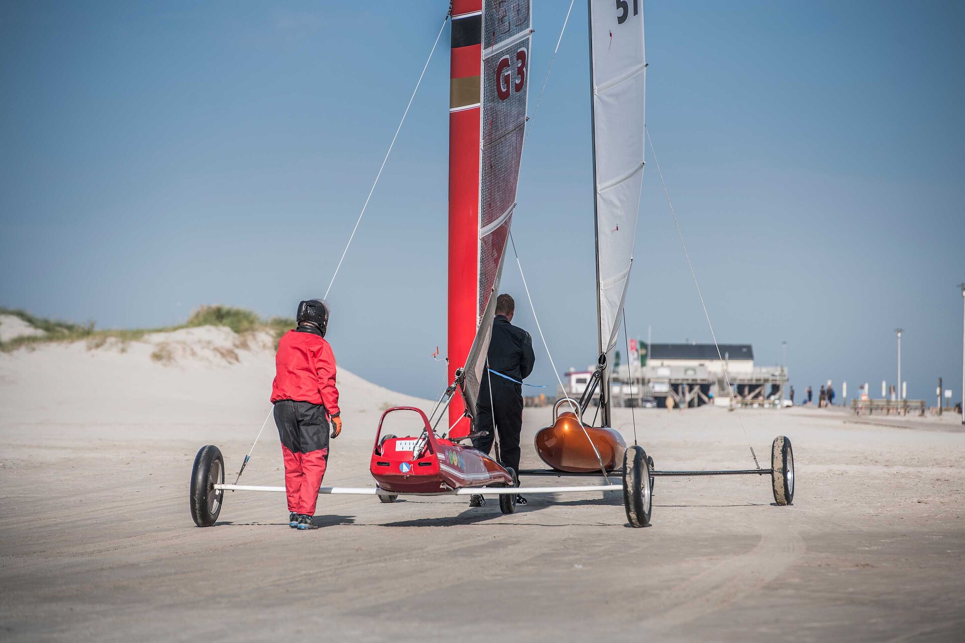 Strandsegler schieben ihre Buggys an den Strand