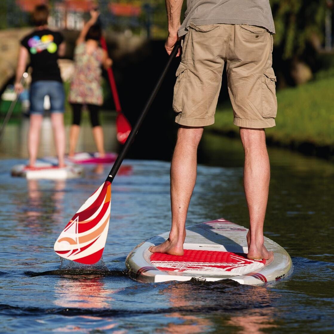 Stand-Up Paddler auf einer Gracht in Friedrichstadt