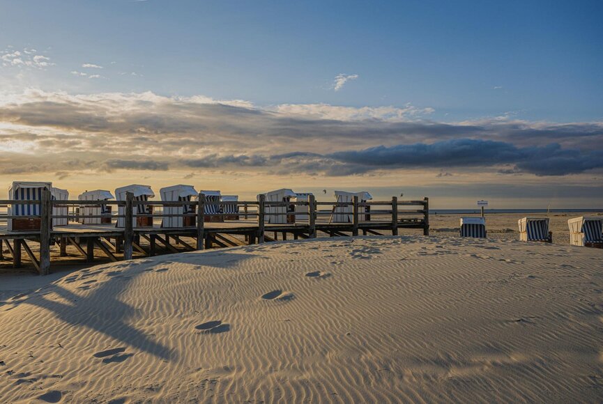 Strandkörbe auf dem Podest  bei sonnigem Wetter