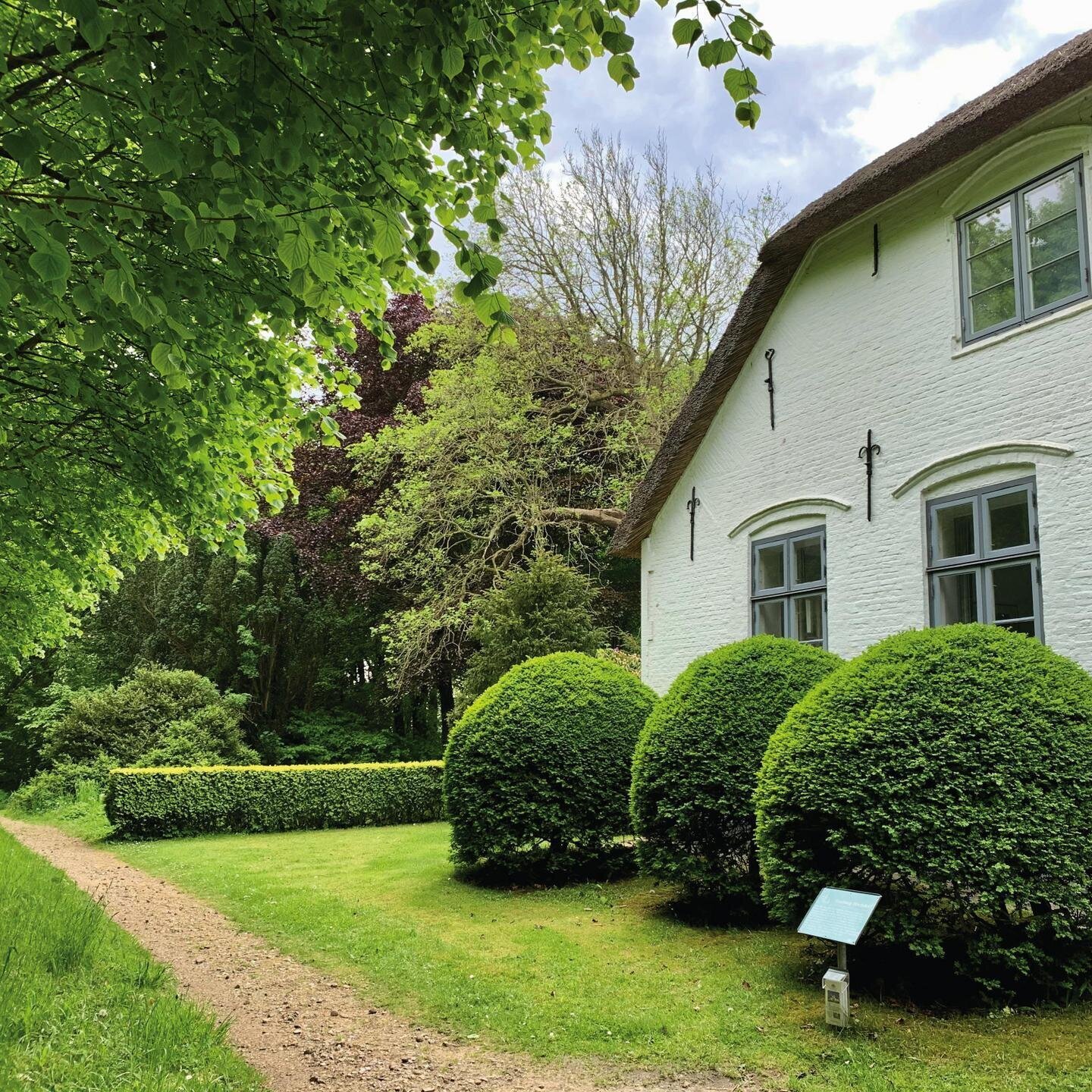 Blick auf den Haubarg im Hochdorfer Garten in Tating