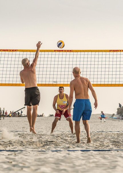 Freunde beim Beachvolleyball