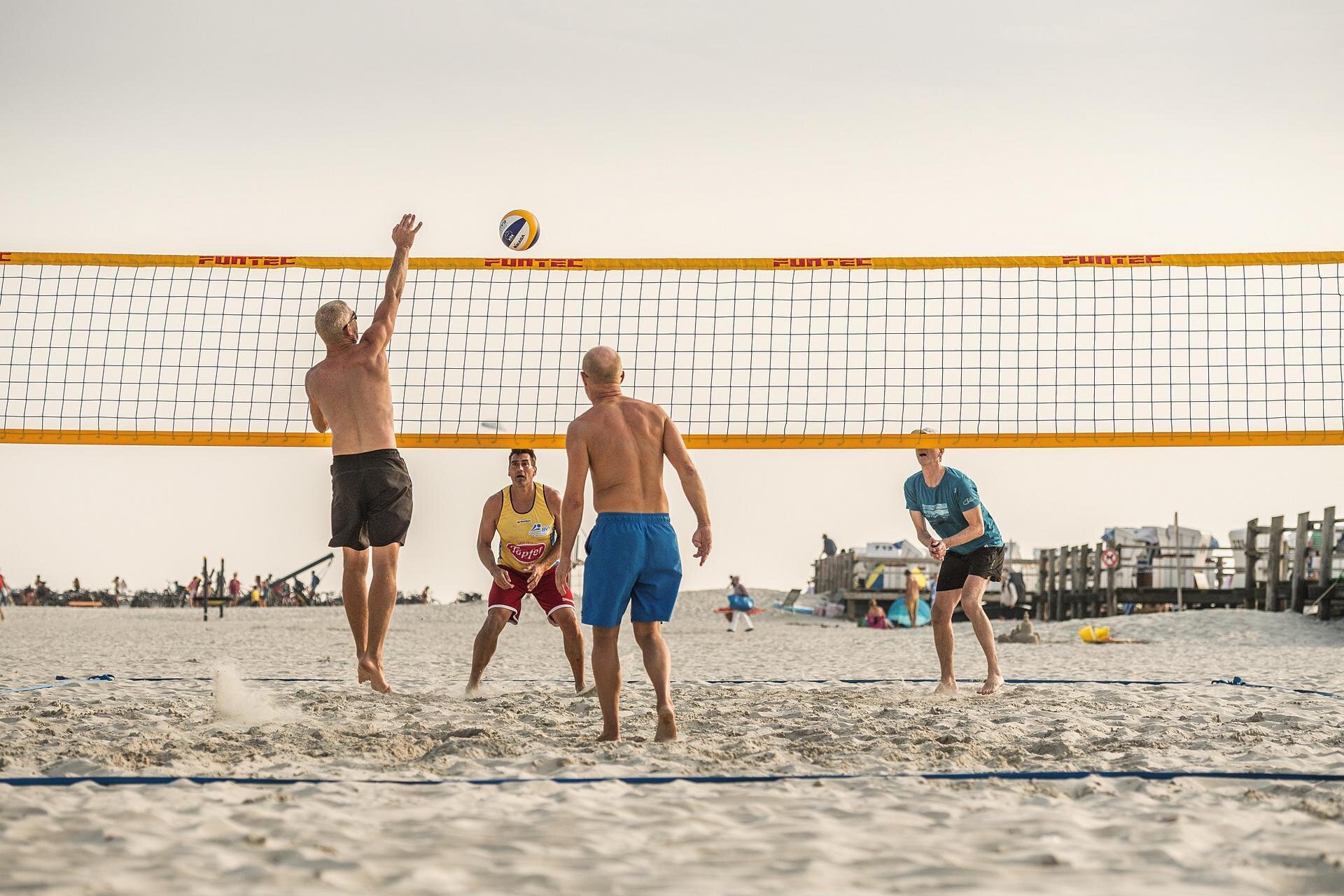 Beachvolleyball mit Freunden
