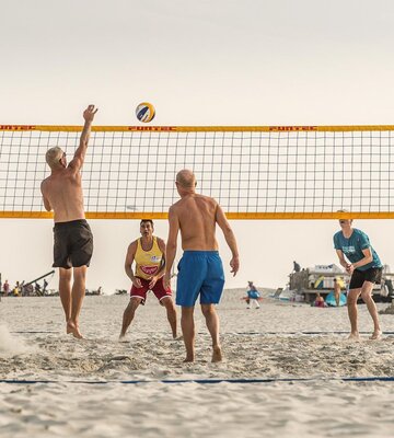 Freunde beim Beachvolleyball am Strand