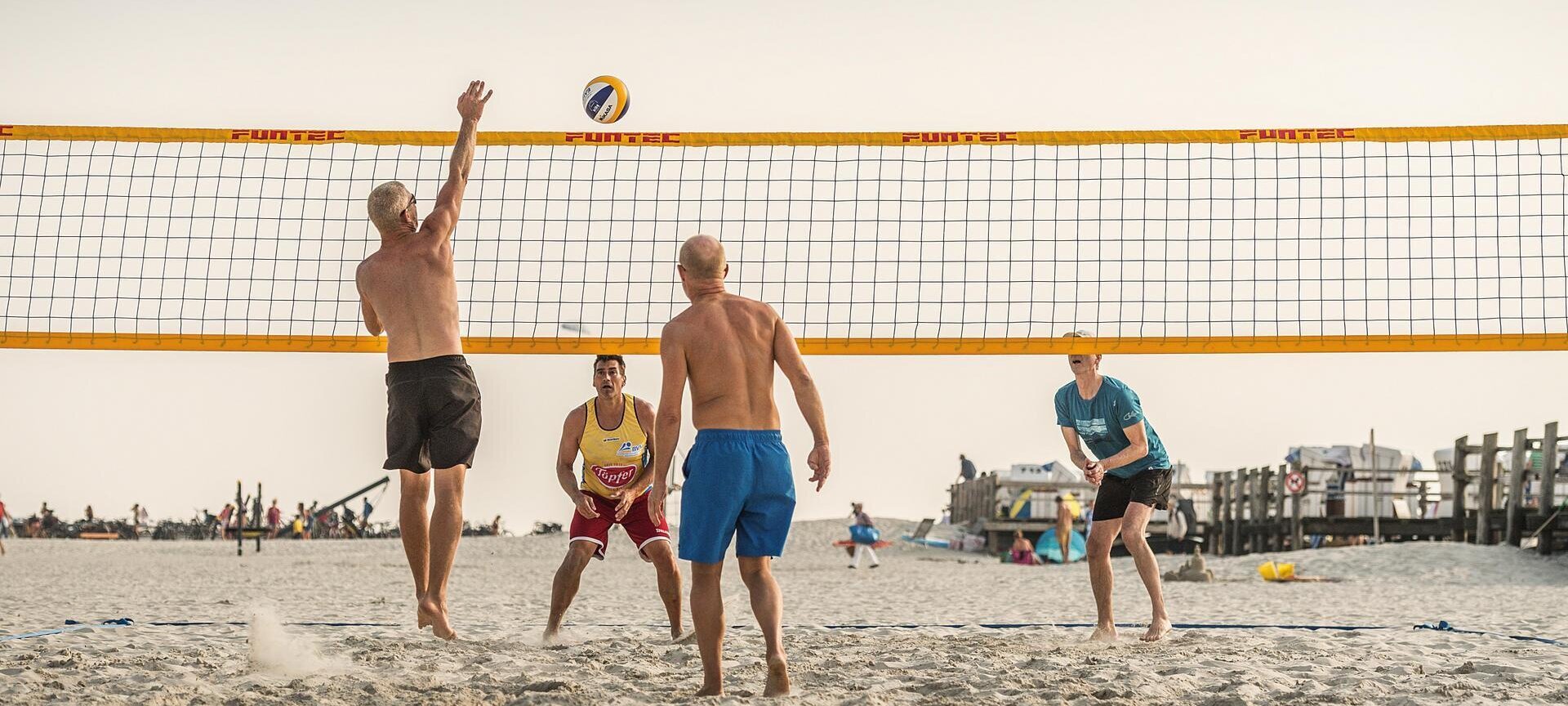 Freunde beim Beachvolleyball