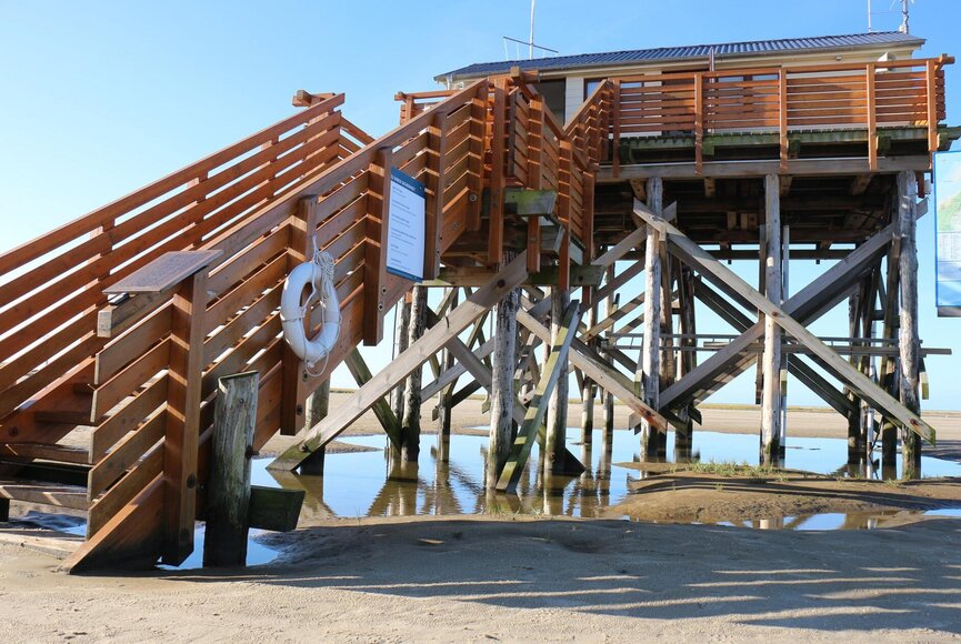 Strandaufsicht – Pfahlbau in Böhl