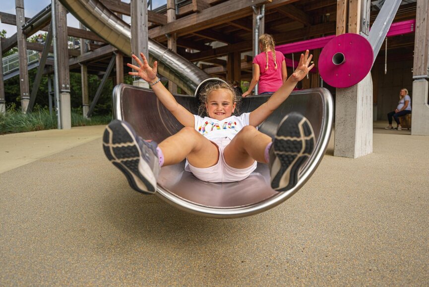 Mädchen am Ende der Rutsche