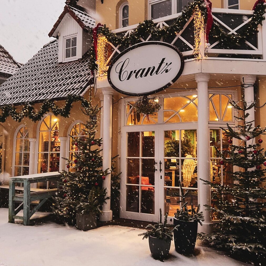 der Laden Crantz weihnachtlich geschmückt und verschneit