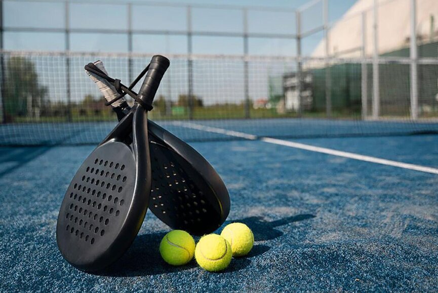 Padel Tennis Schläger mit Bällen