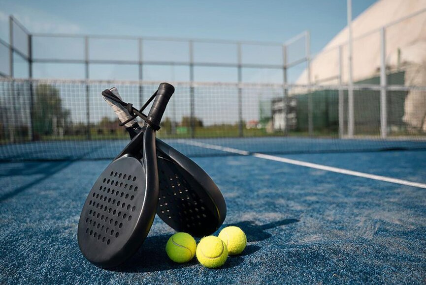 Padel Tennis Schläger mit Bällen
