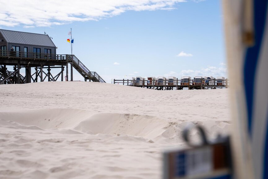 Strandkörbe und Pfahlbau am Strand