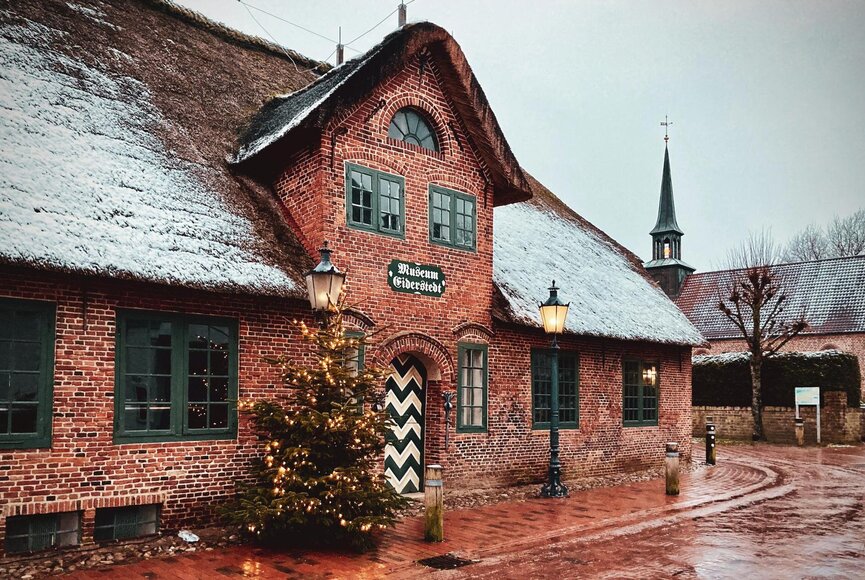 Blick auf das Museum im Schnee