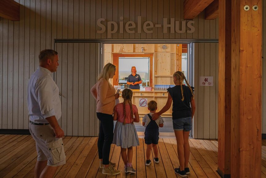 Familie betritt das Spiele-Hus