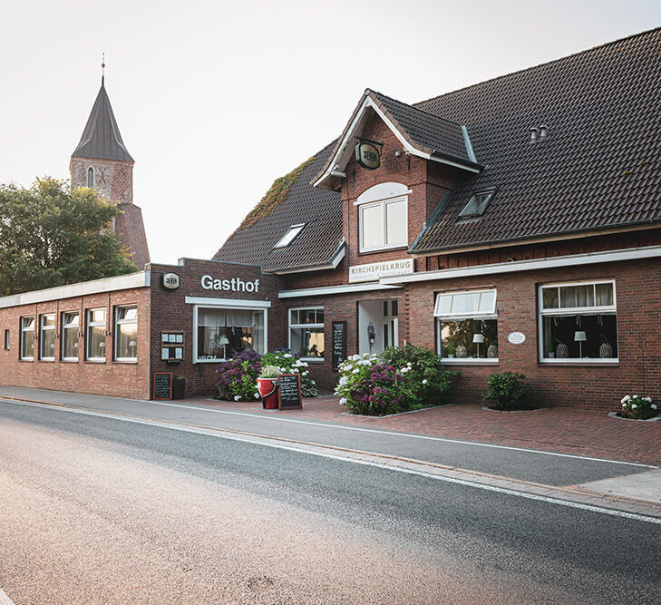 Der Kirchspielkrug Westerhever gegenüber der Kirche