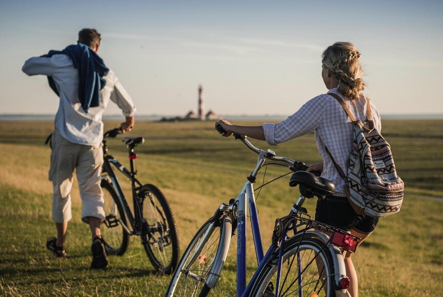 Fahrradtour eines Paares am Deich von Westerhever
