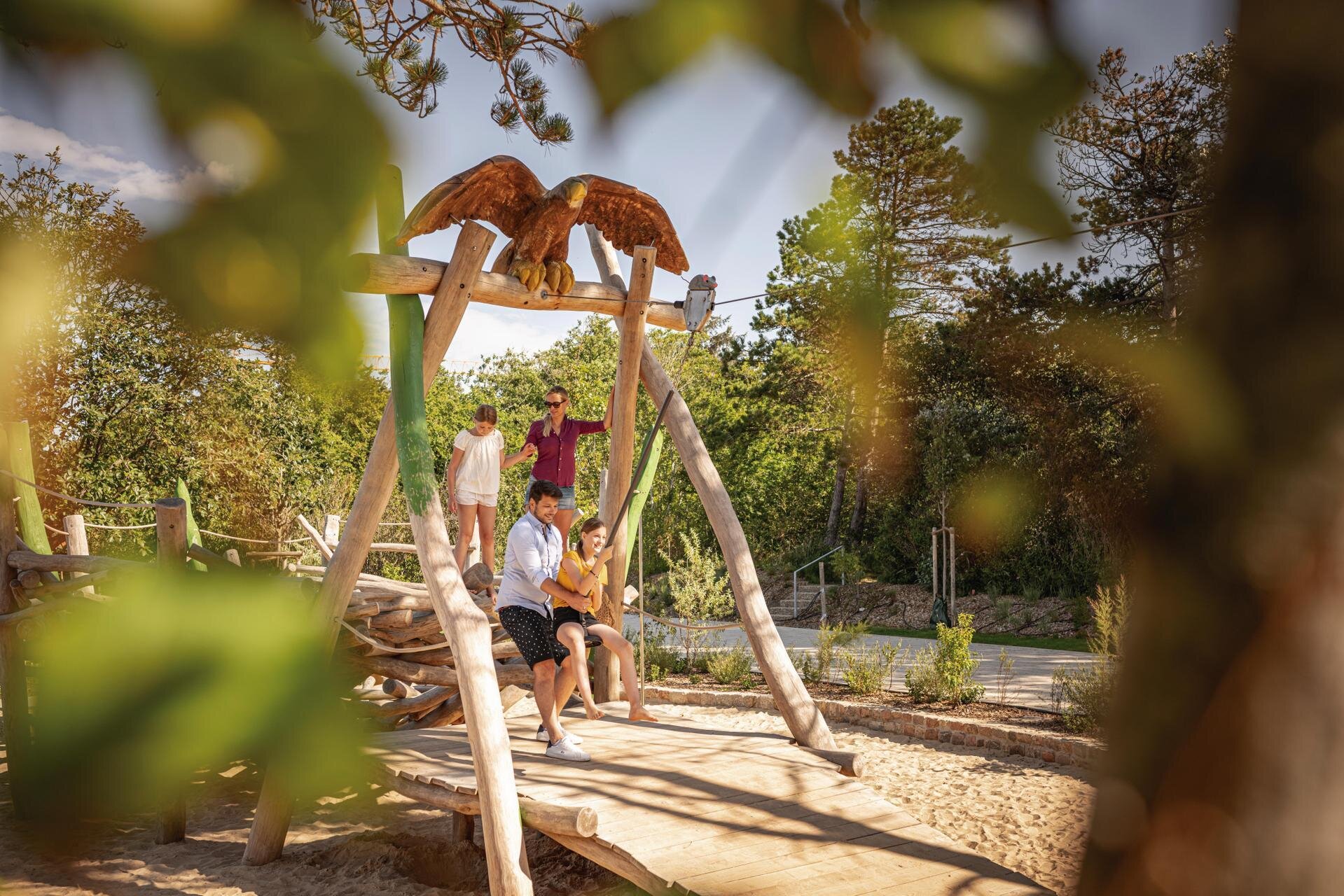 Kind auf der Seilbahn auf einem Spielplatz auf der Erlebnis-Promenade