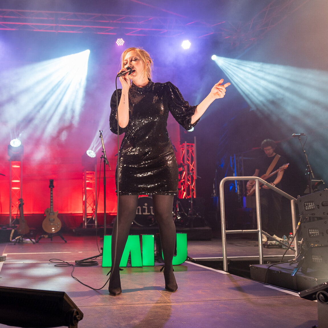 Die Sängerin MIU tritt auf der HÆDI-Bühne auf